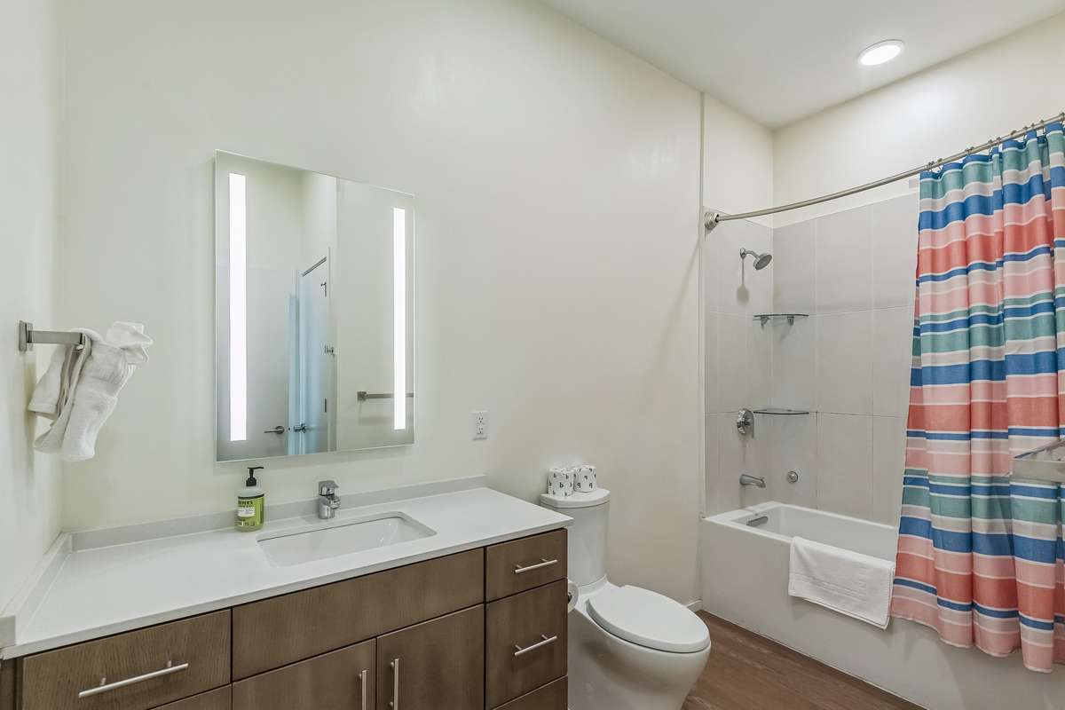 Full bath with shower/ tub