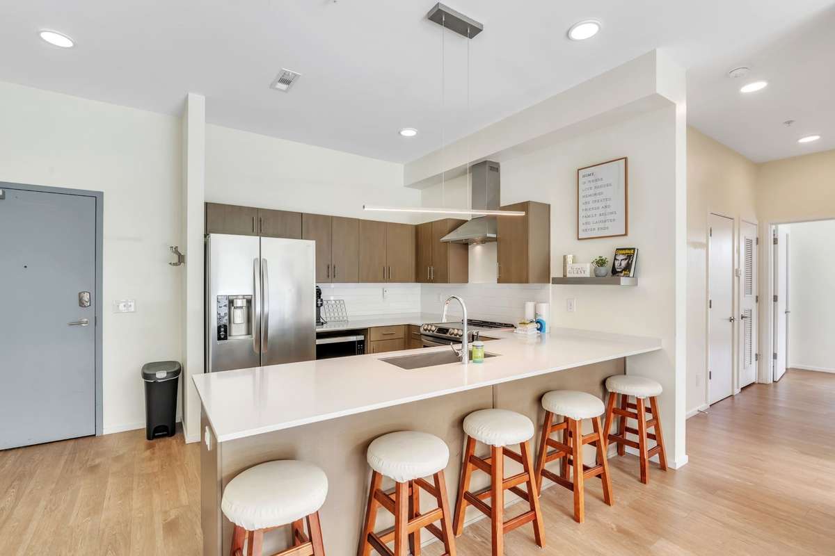 Welcome to Unit 207 in Illume! This large kitchen with peninsula bar counter is perfect for entertaining guests.