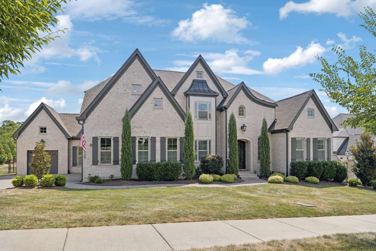 Welcome to Bishop’s Gate, a quaint and thoughtfully planned community of just 18 homesites in the heart of Williamson County, located less than two miles from historic downtown Franklin.