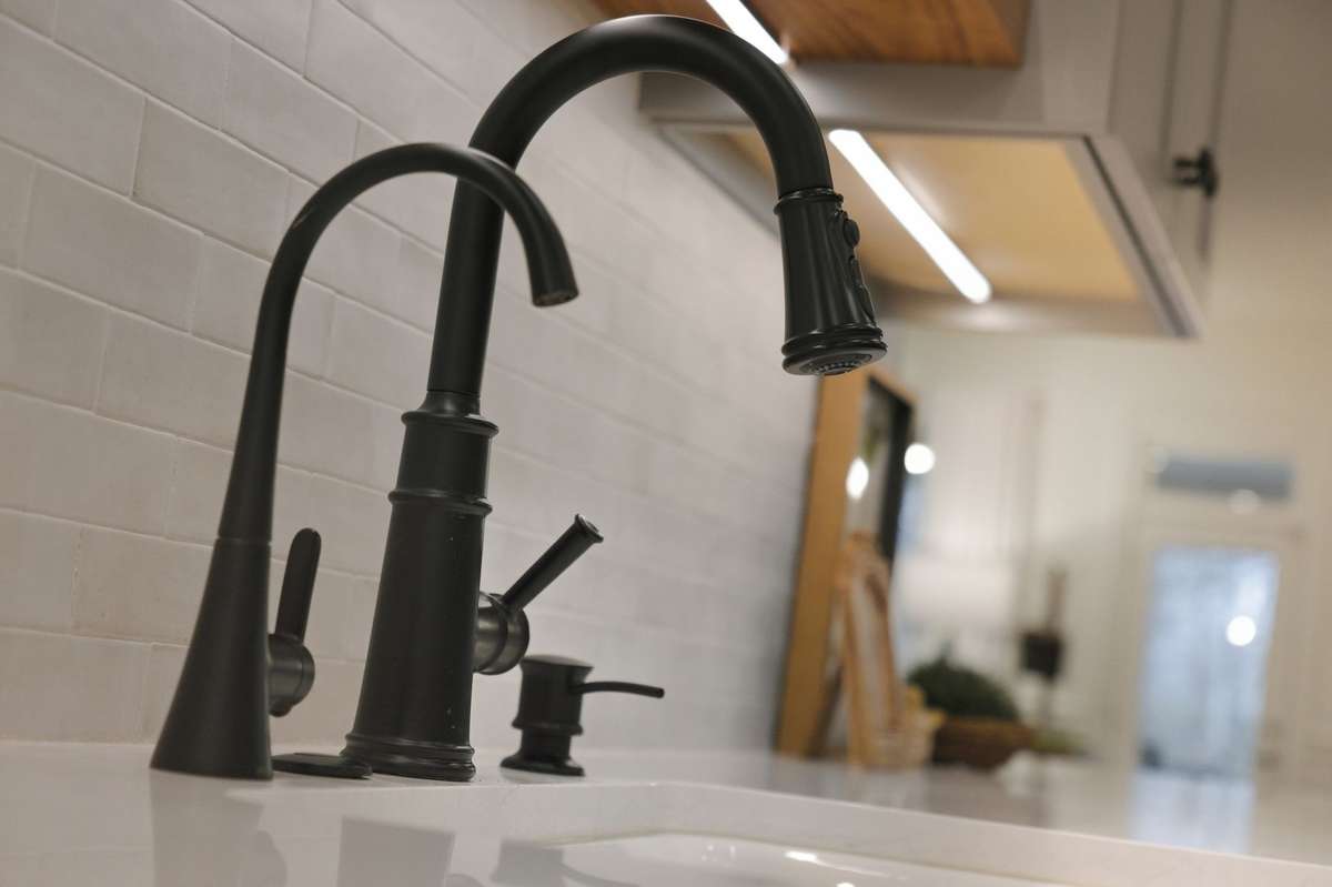 Primary sink has a dedicated filtered drinking-water faucet.