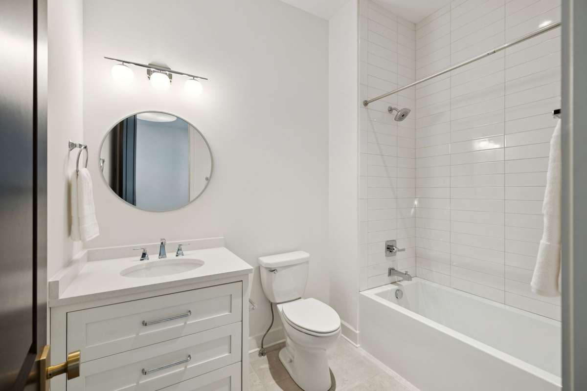 Private en-suite bath for Bedroom 3