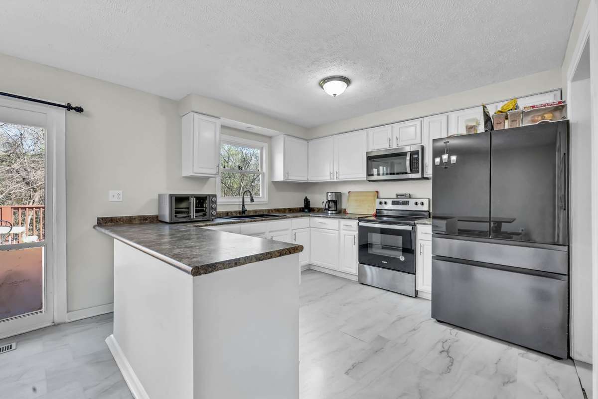Kitchen Nook with open bar area