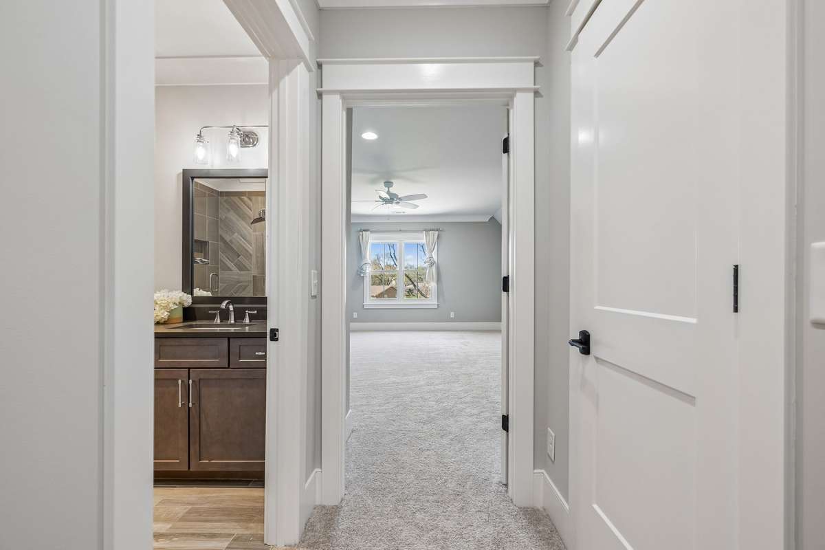 The upper level features an additional 5th bedrooms, with an en suite bath and walk-in closet, offering both privacy and convenience.