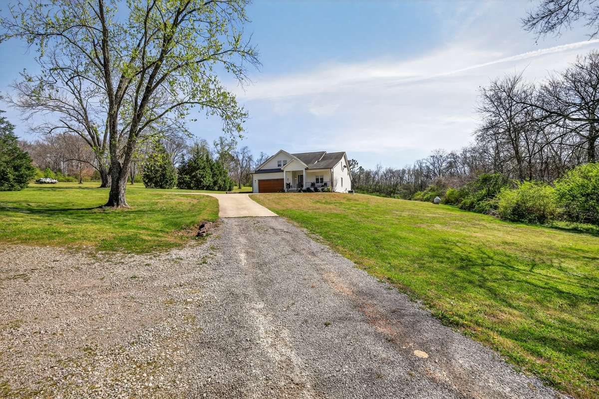 Welcome Home to 1089 Old Williamsport Pike!