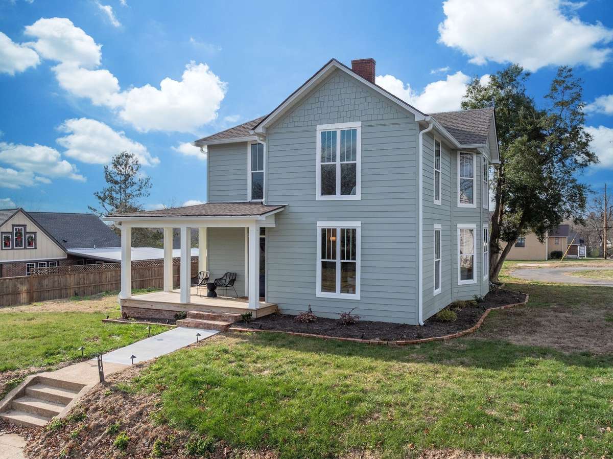 FABULOUS Downtown Location!!!