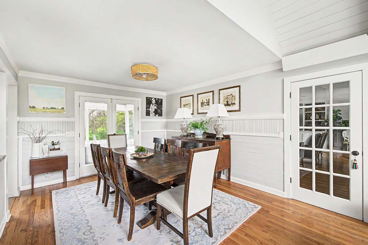 Ideal setting for everyday meals or gatherings