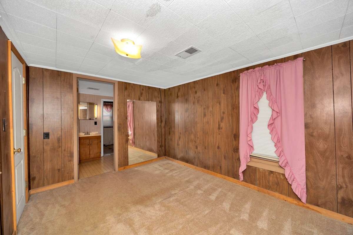Bedroom- carpet, crown molding