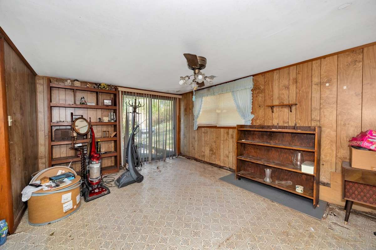 Den- vinyl flooring, crown molding, ceiling fan