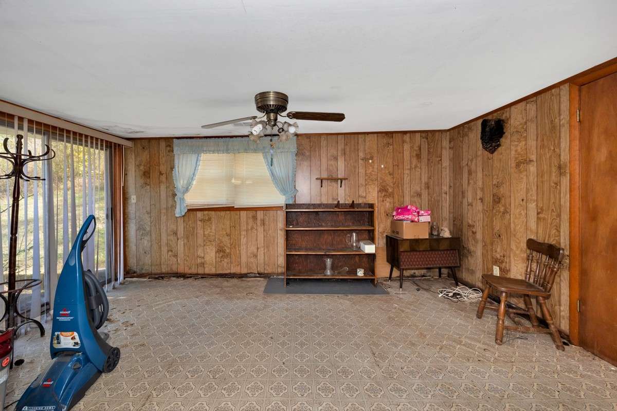 Den- vinyl flooring, crown molding, ceiling fan