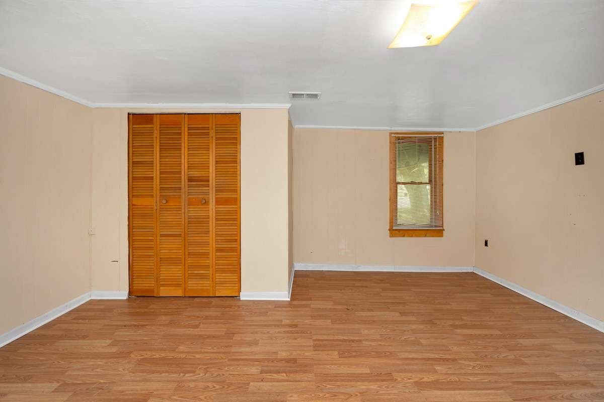 Bedroom- laminate flooring, crown molding