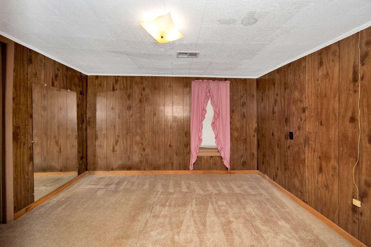 Bedroom- carpet, crown molding