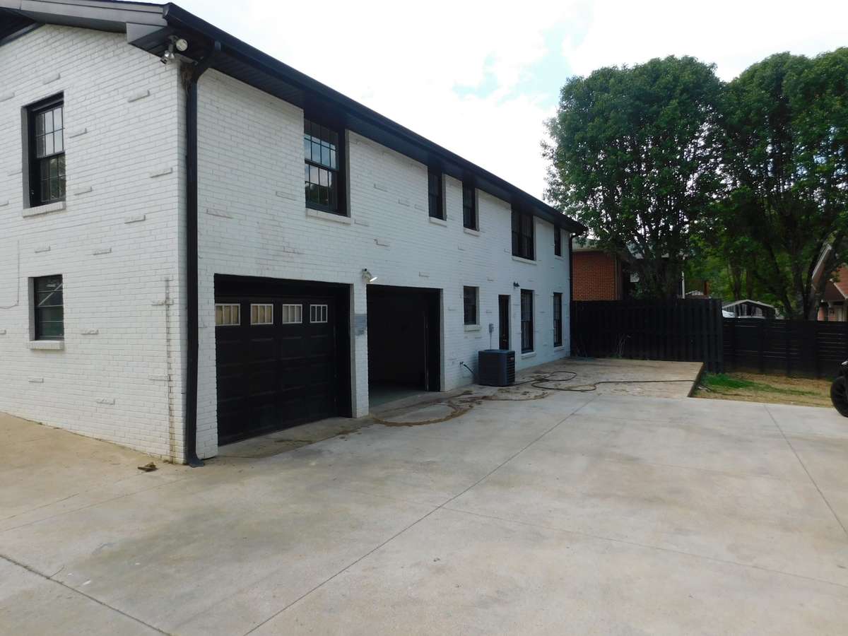 Access driveway is shared, and Back driveway that shows front house line