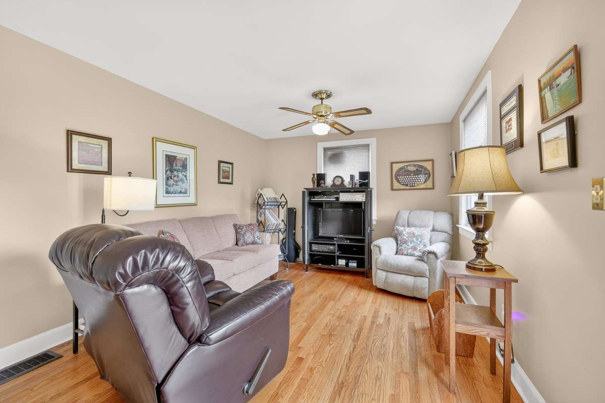 Home is located with quick access to shopping, grocery stores and restaurants in East Nashville.   Also a quick drive to Riverside Village and Mitchell's Deli, Lady Bird Taco and more.