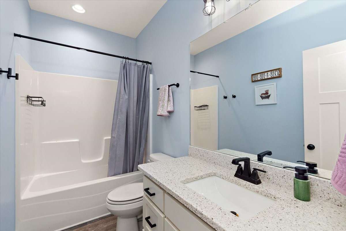 This is the 2nd Bathroom that is shared by the 2 bedrooms.