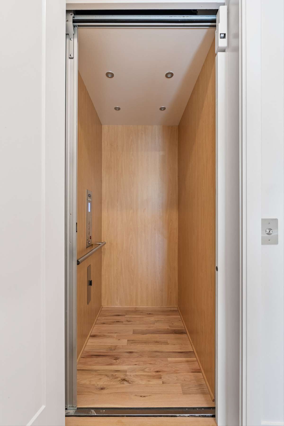 Elevator to all 3 floors.  Elevator brand : Savaria.  LED lighrs and 3/4" Red oak flooring.
