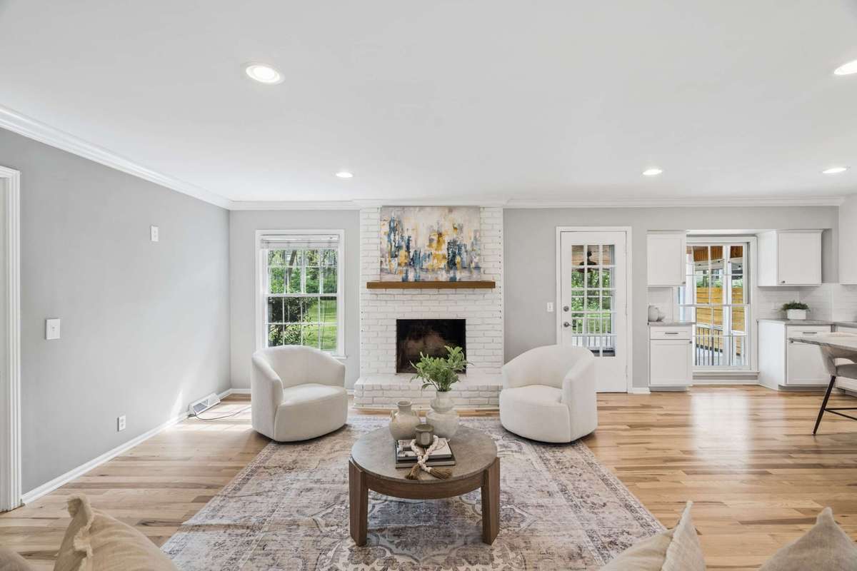 Welcome to 1518 Lipscomb Drive in Brentwood, TN!