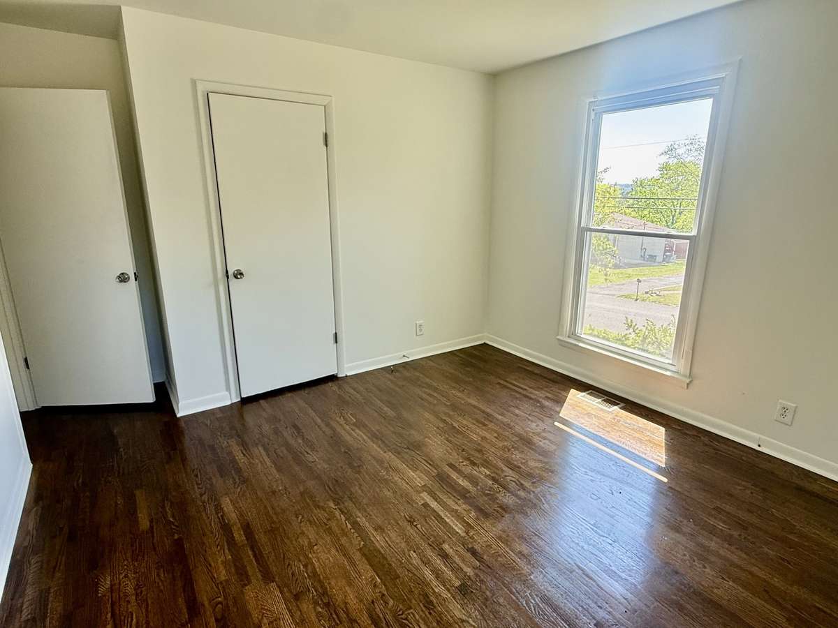 Bedroom 1, Front corner