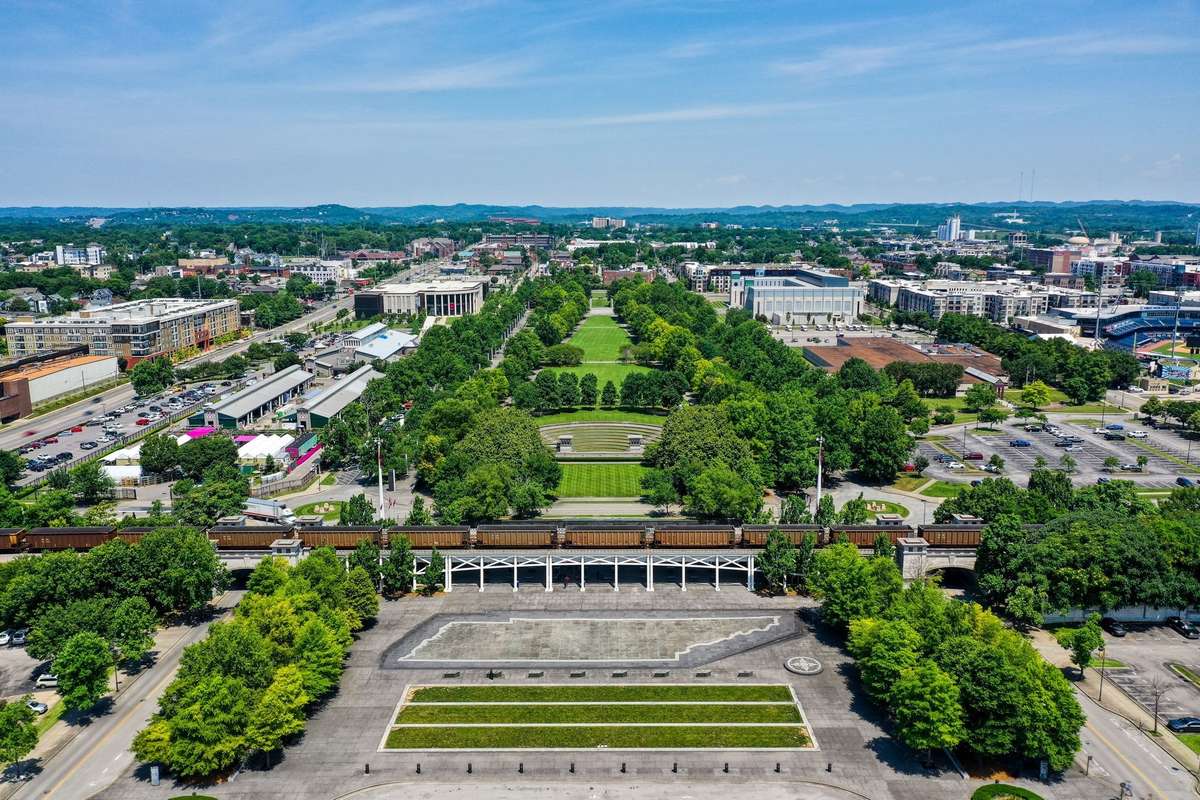 The Bicentennial Capital Mall State Park is just minutes away as well, and is located next to the Nashville Farmers' Market.