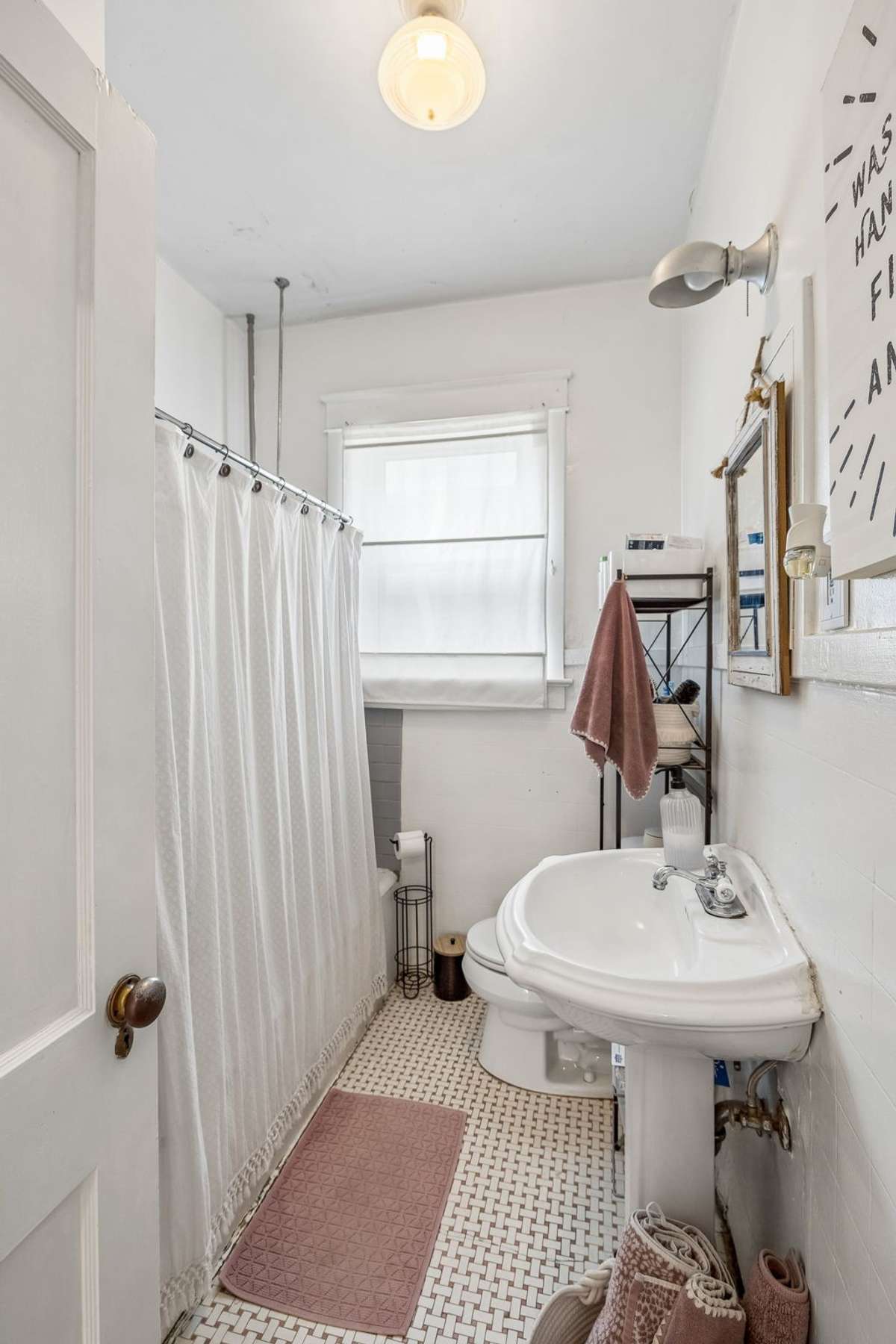 Main floor bath with tub/shower