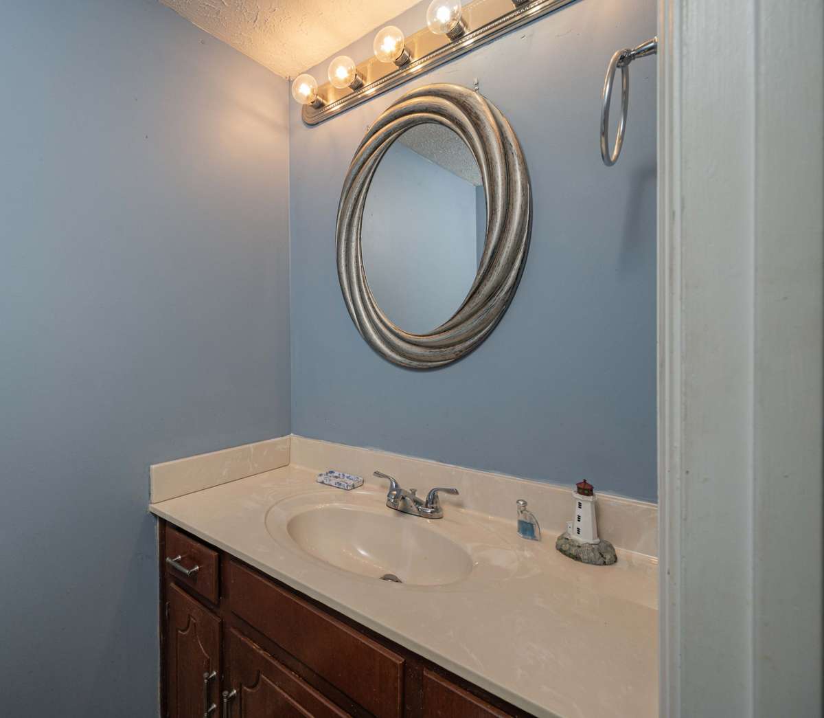1st level 1/2 bath