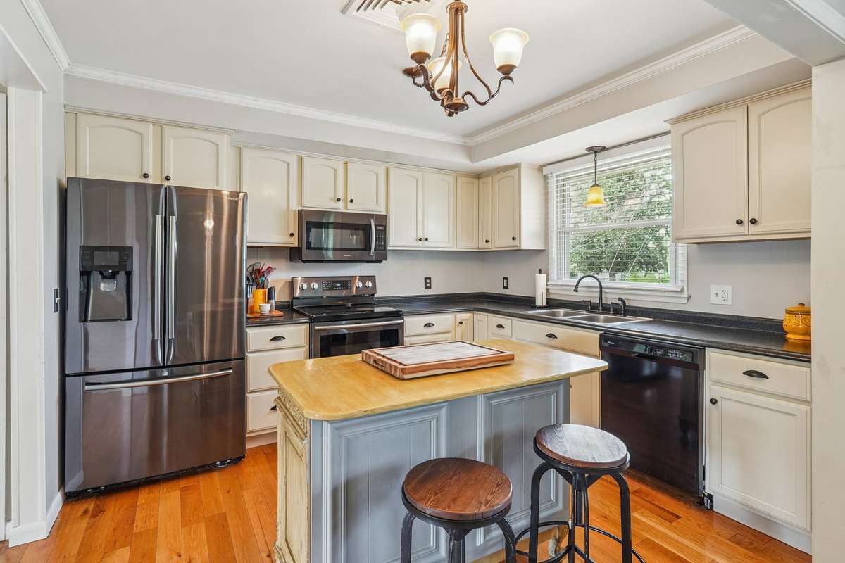 Nice kitchen with an island