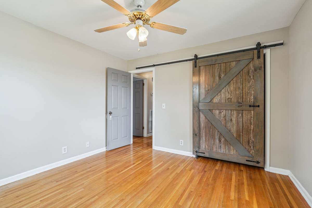 Beautiful barn door for the closet