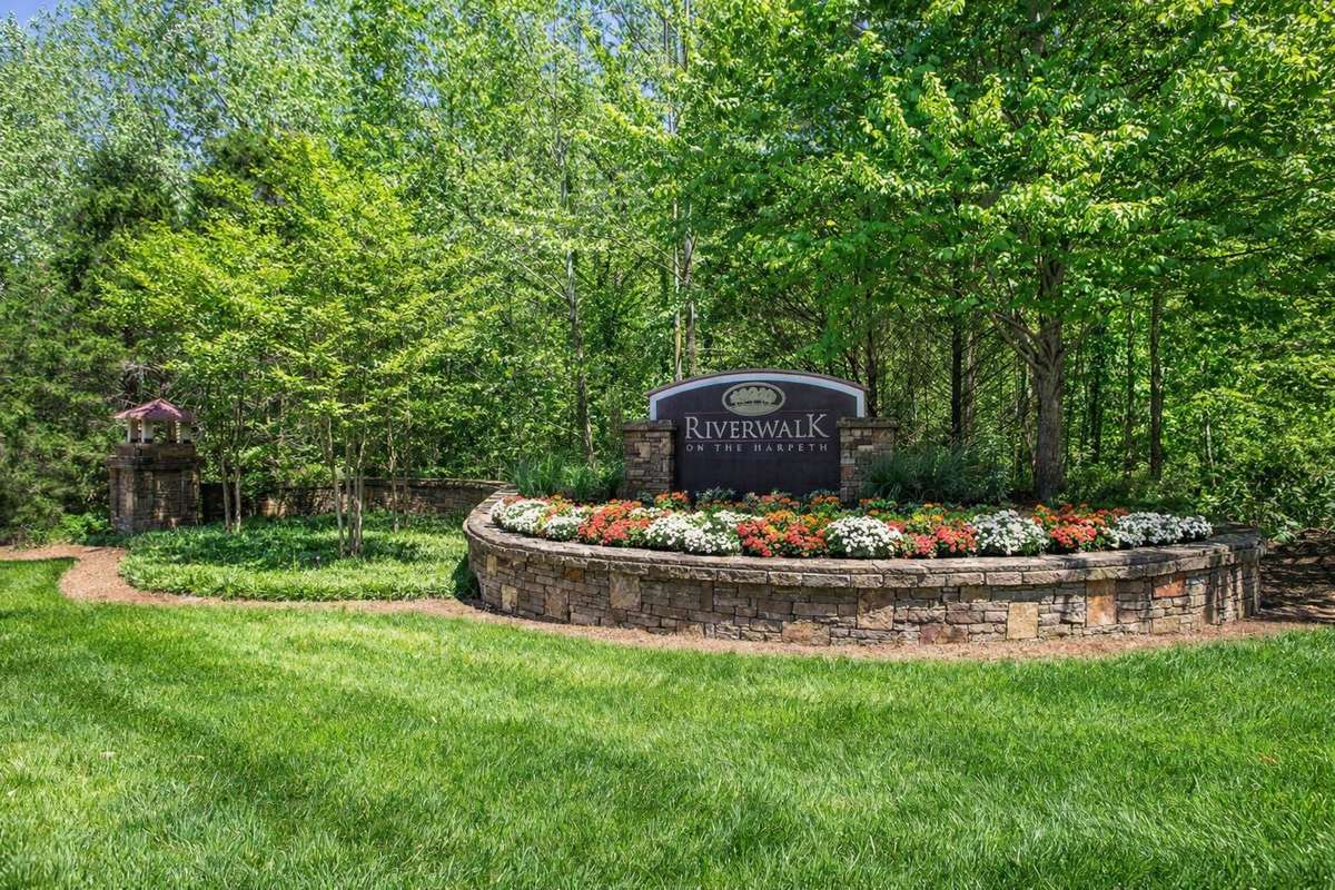 Desirable Riverwalk is aesthetically beautiful and well maintained. Close by to the Warner Parks, the Natchez Trace, and the interstate.