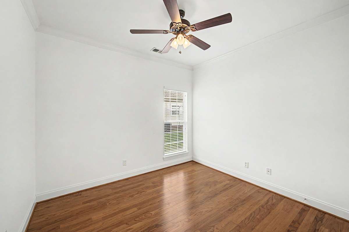 Second bedroom.