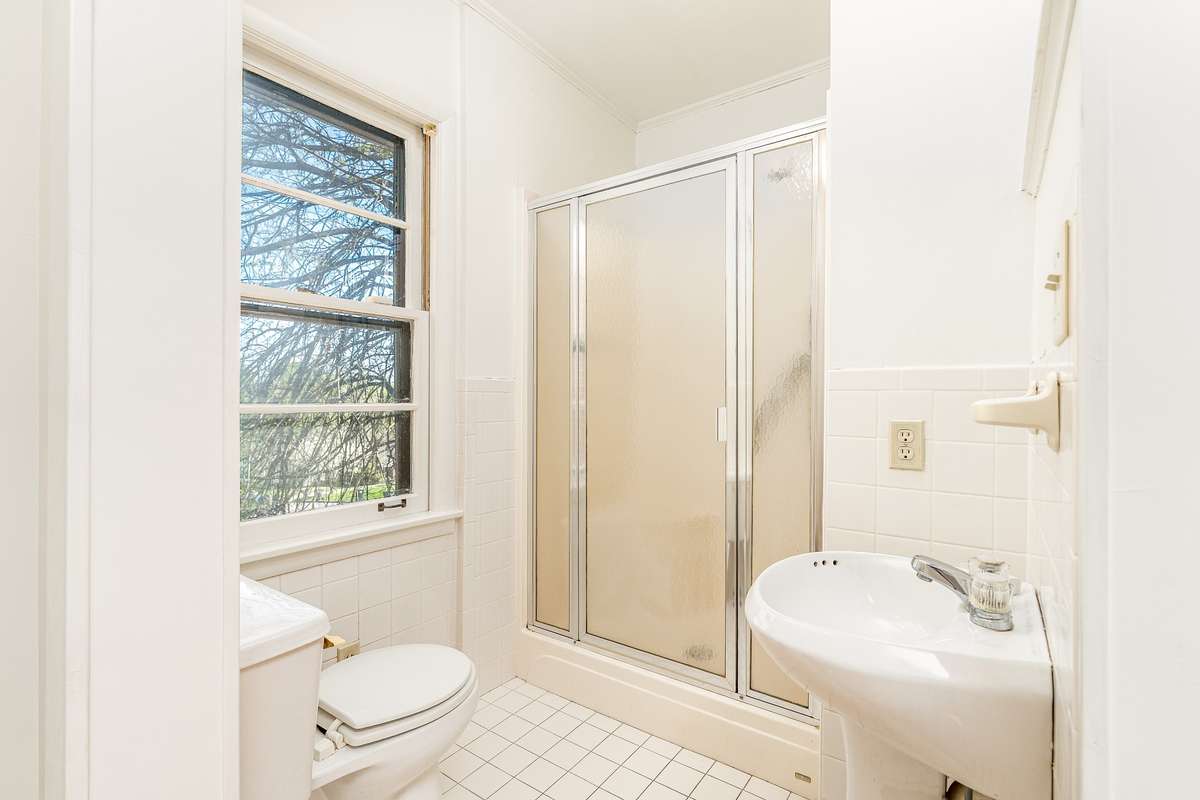 Full bath w/ shower