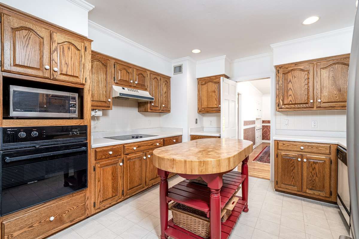 Kitchen with plenty of cabinets