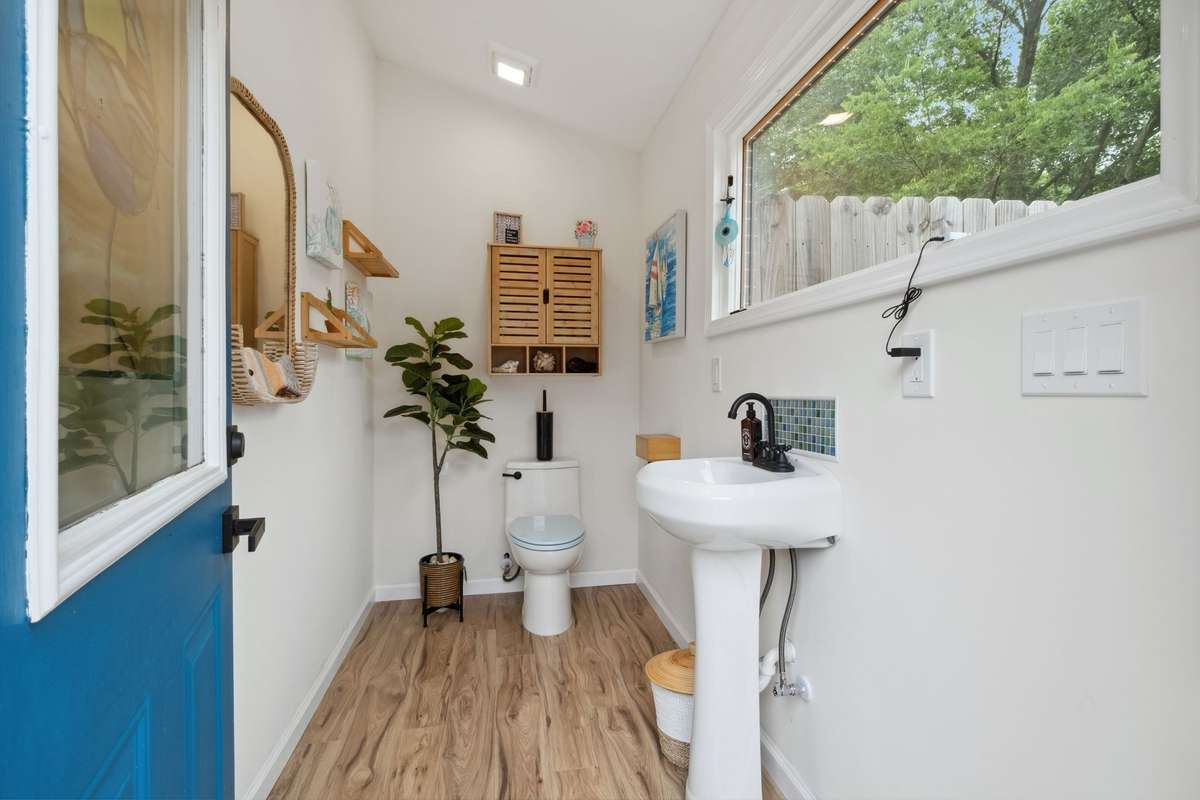 The pool bath helps keep those wet feet and swimsuits out of the house.