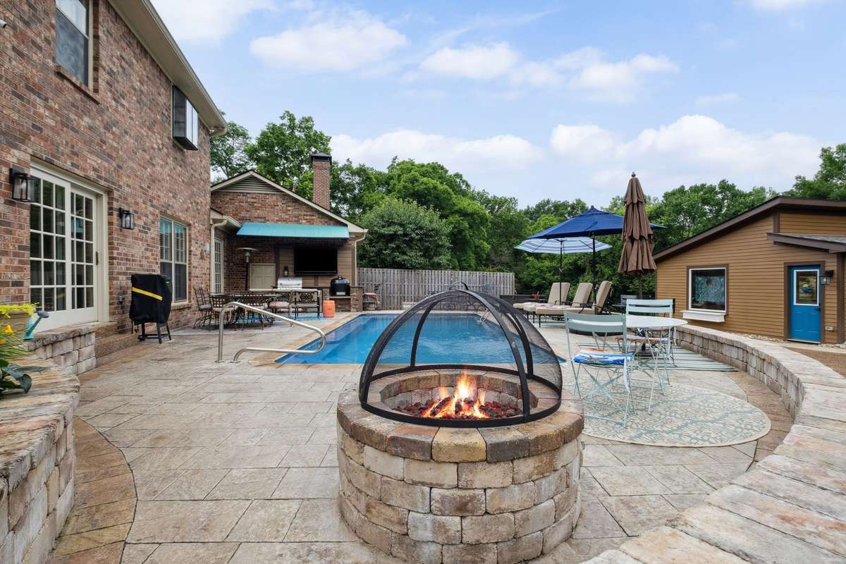 Enjoy the gas firepit on chilly evenings.