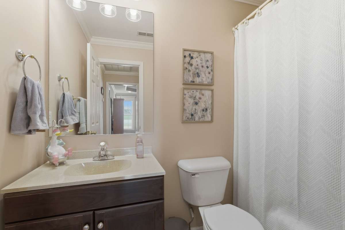 2nd bath features shower/tub combo
