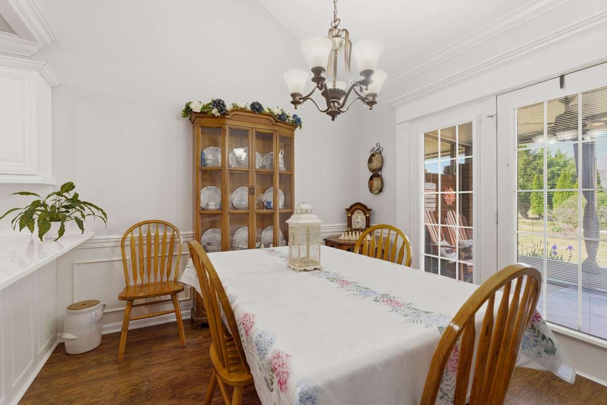 Large dining area, plenty of space for barstools