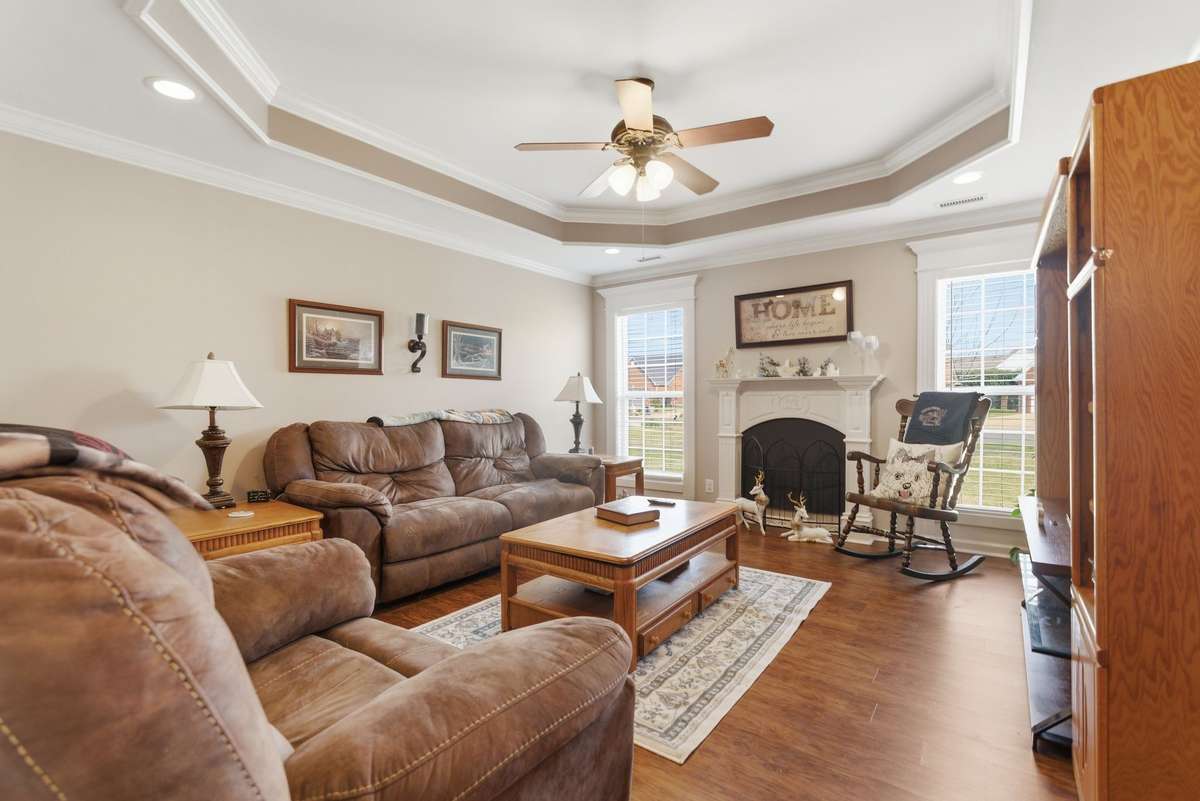Great room features windows overlooking huge side yard.  Plenty of natural sunlight