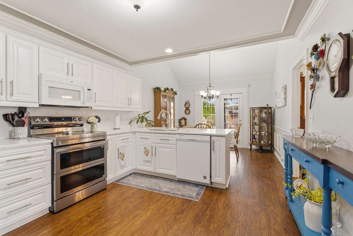 Large and spacious kitchen, perfect for family gatherings.