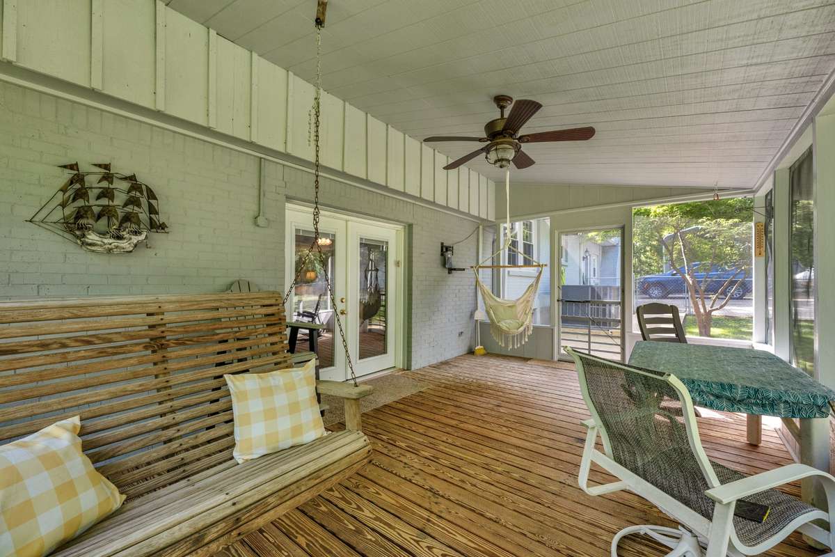 Screened back porch (swings do not stay)