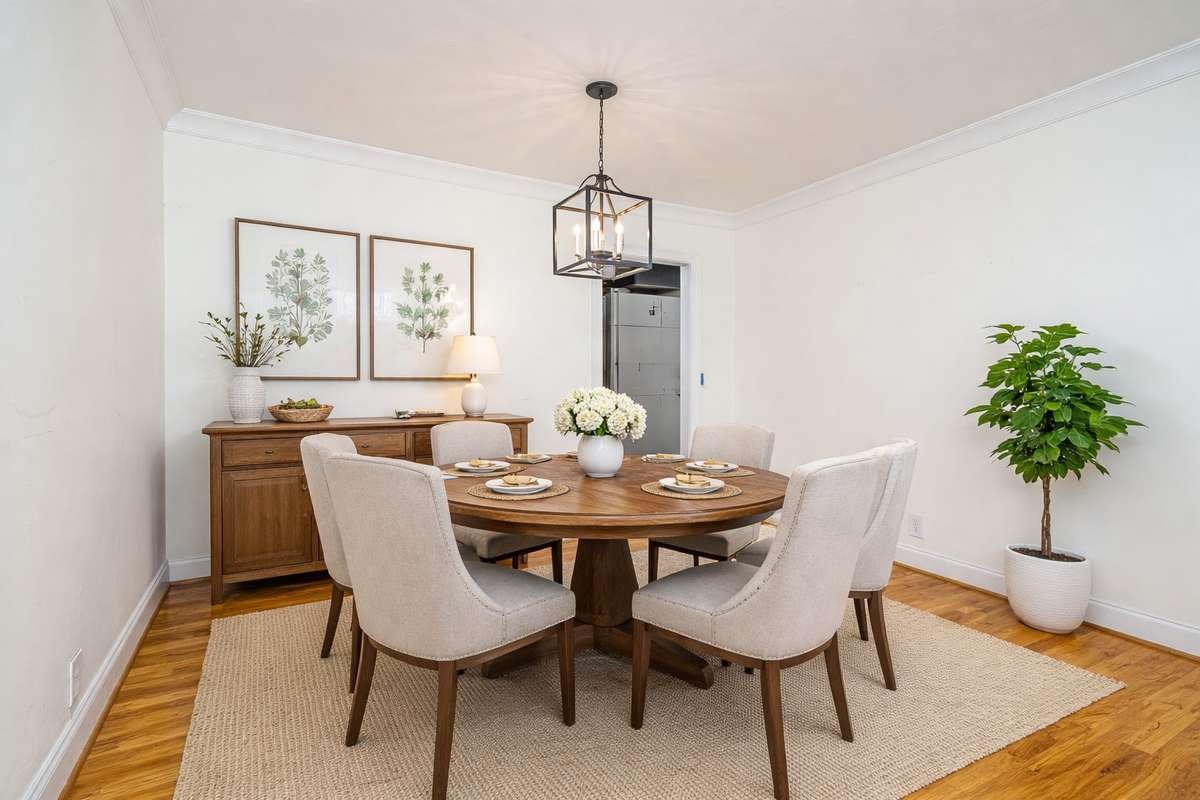 VIRTUALLY STAGED Dining Room