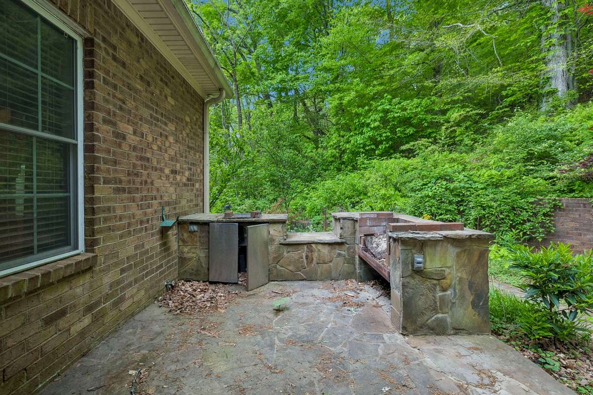 Outdoor kitchen area that would be very easy to bring back to life!