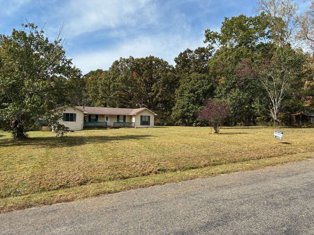 3 bedrooms, 1.5 bath , 2 acres, additional power pole and electric connections for RV or workshop, or additional structure. 
No restrictions. Conveniently located to Shopping centers, / Near Tennessee & Alabama line. 
Call Owner Agent 
Fresh updates