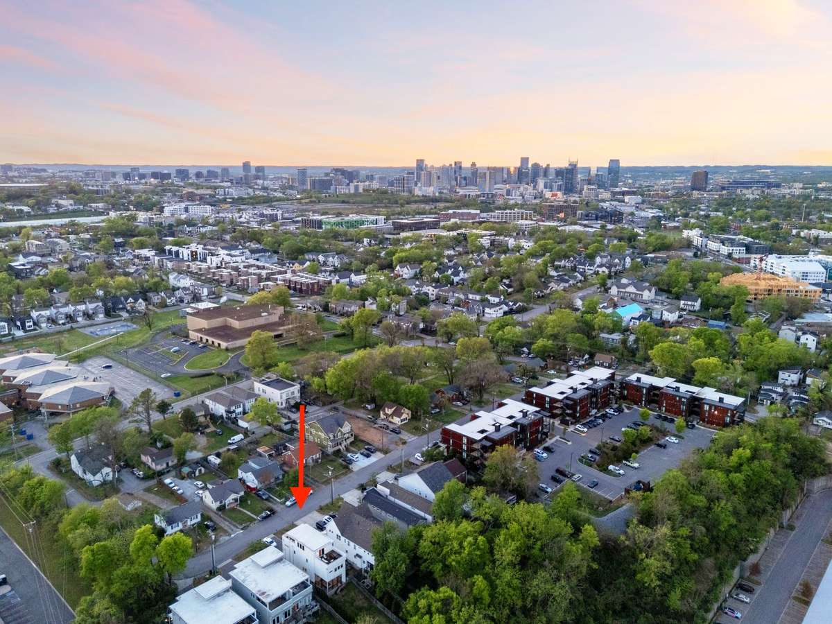 You have a prime location in a highly desirable neighborhood, less than 10 minutes from Downtown!