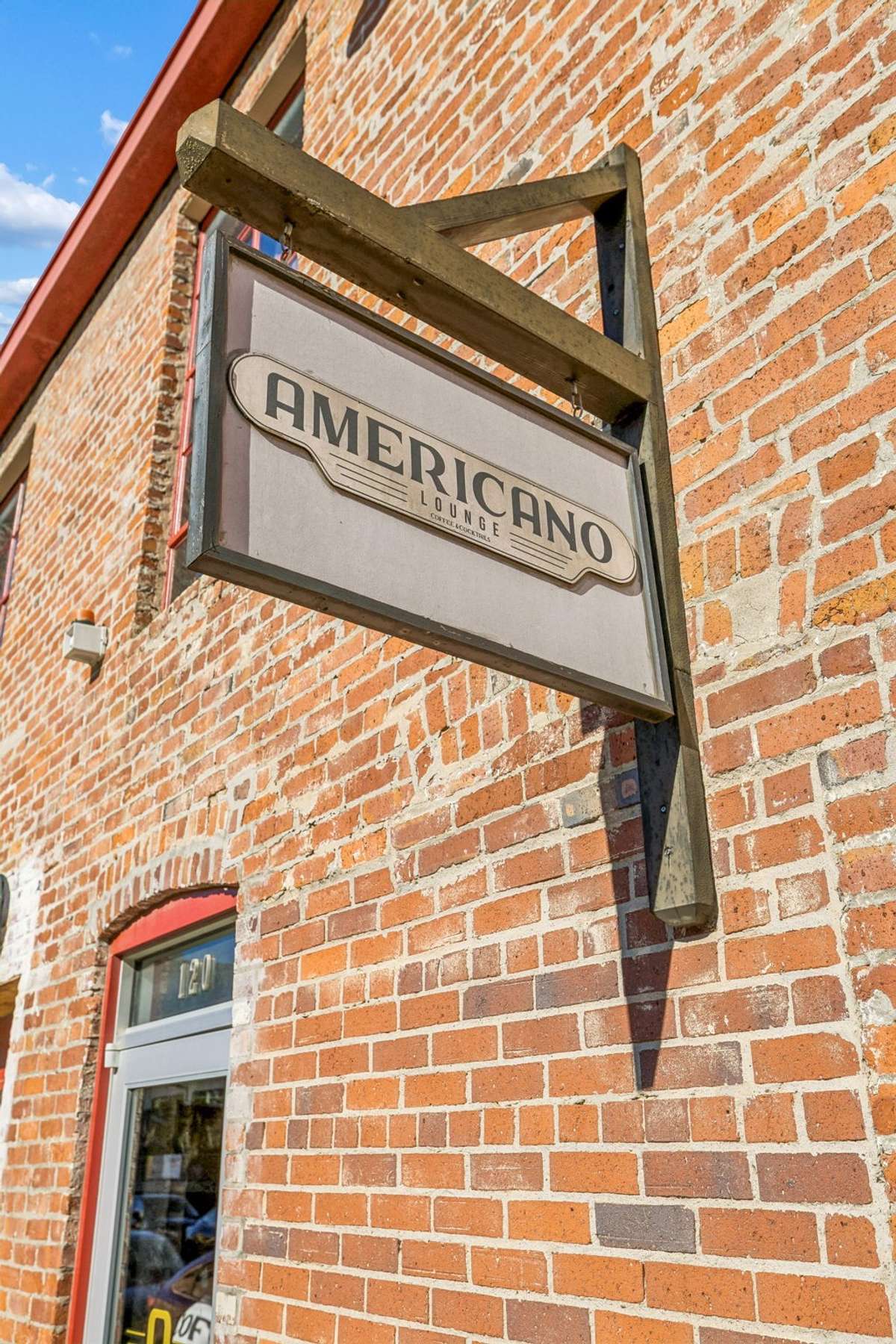 You'll also find charming coffee shops, gyms, boutiques, and other amenities close to home. This neighborhood has it all!