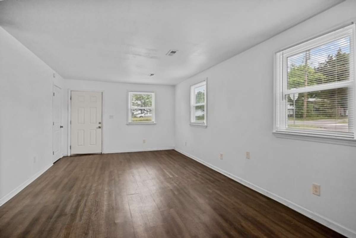 101 Dickson Ave #2 - Living room