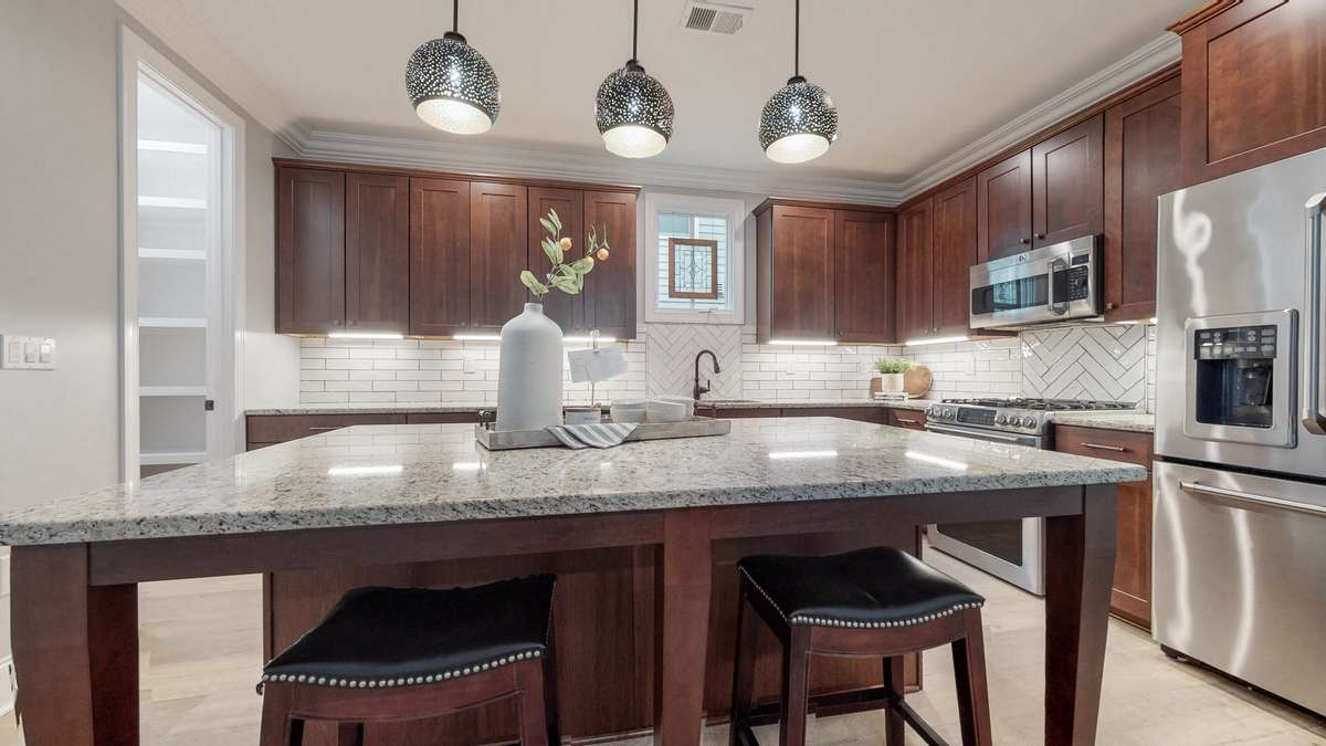 Kitchen island & bar stools