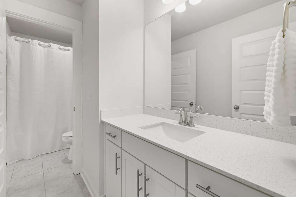 Bath in between the 2 bedrooms