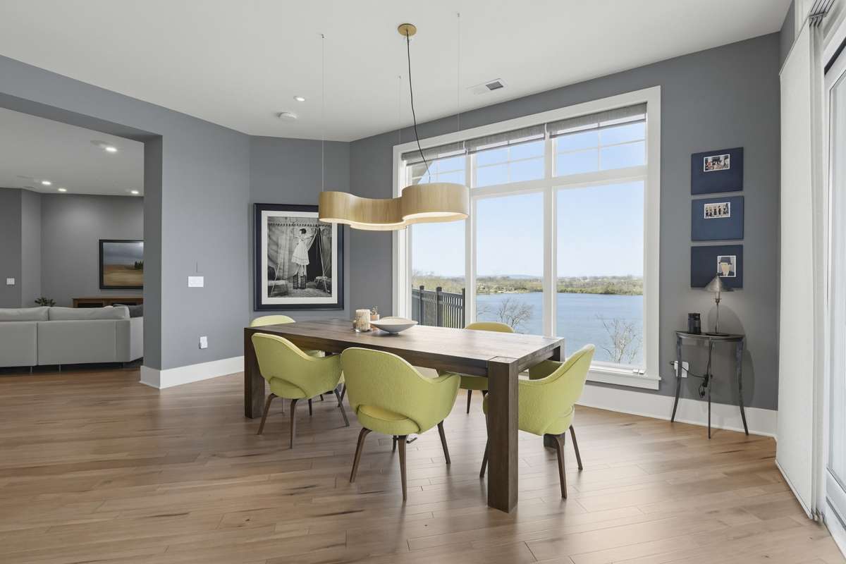 Enjoy meals surrounded by natural light and panaromaic waterfront scenery.