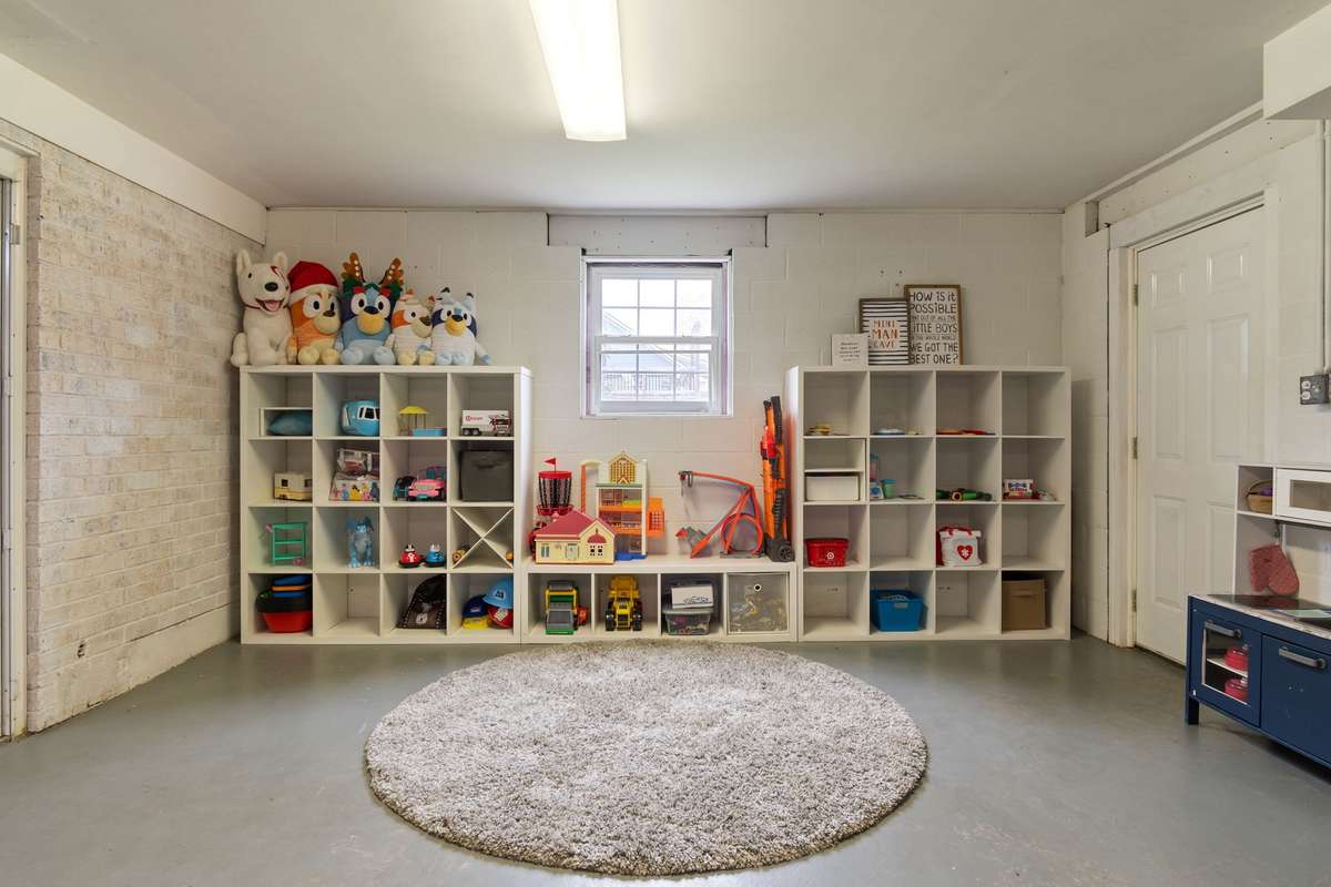 Airbnb? This space offers an exterior door for guests to come and go as they please.