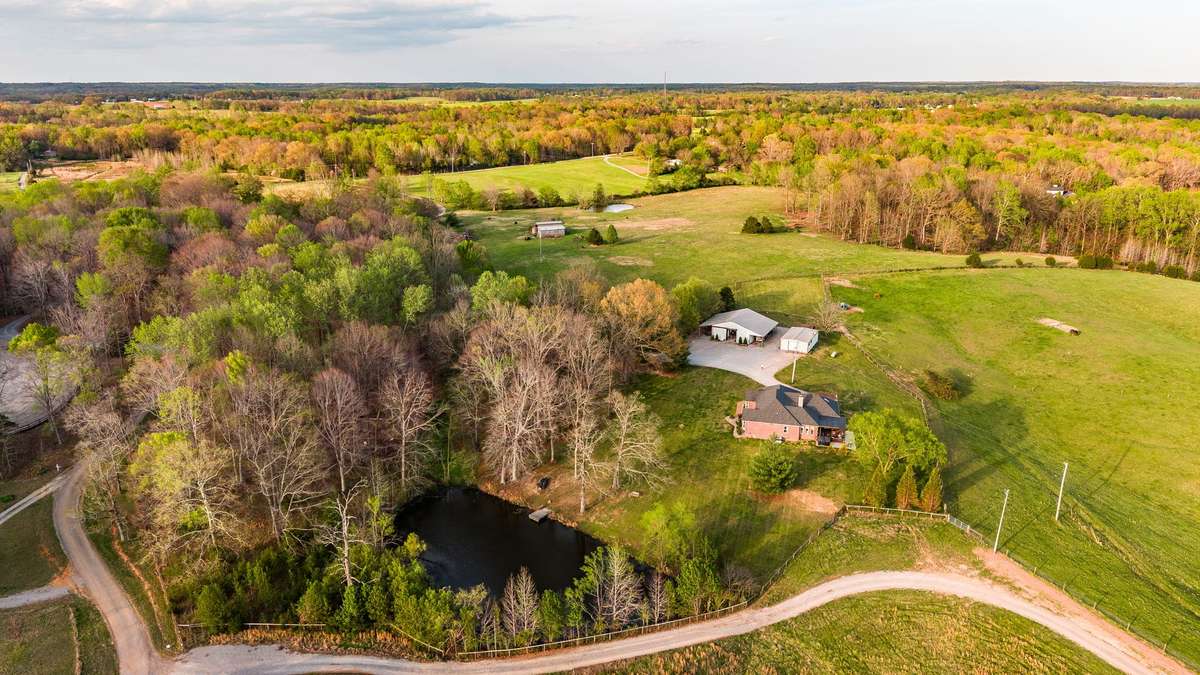 Welcome to 1075 Fannie Nicholson Rd, Chapmansboro, TN.