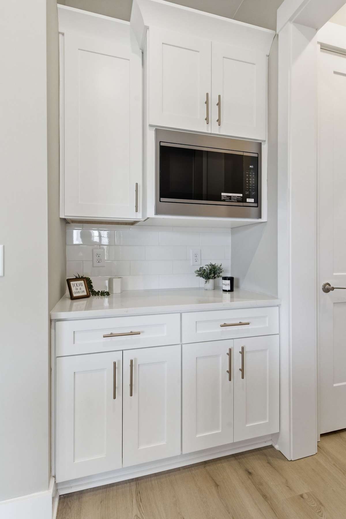 Lots of counter and cabinet space!