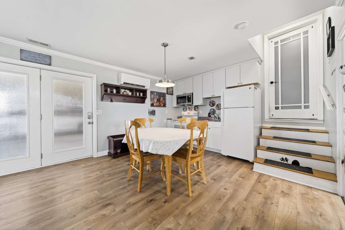 kitchen and dining in seperate apt.